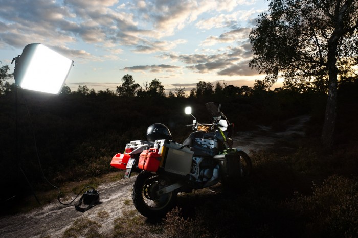 Photo de l'Africa-Twin avec des flashs Porofoto AcuteB2